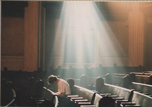 Brian_Wilson_assis_dans_une_eglise.jpg